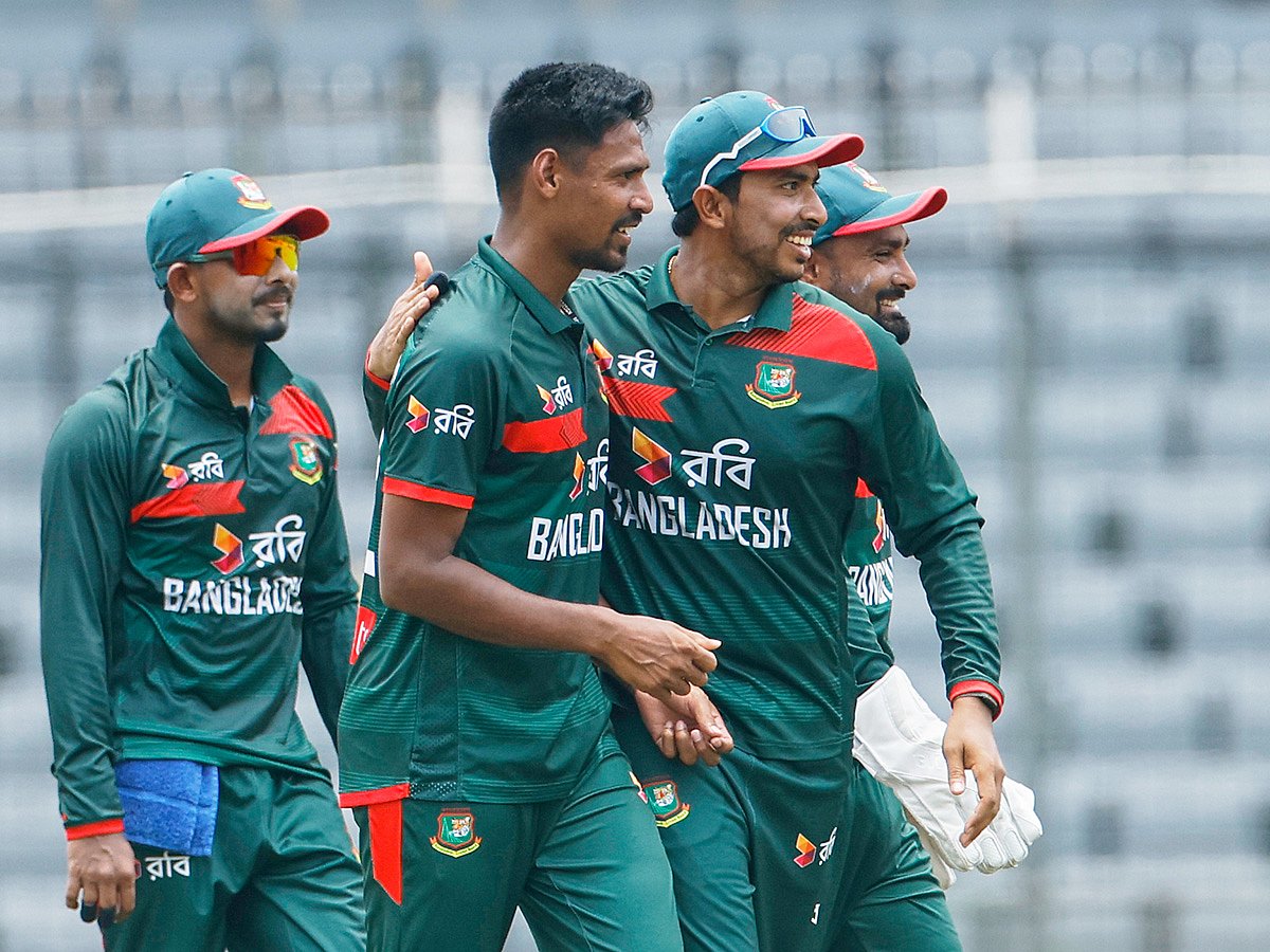 Bangladesh's Mustafizur Rahman, center, celebrates with teammates the wicket of Australia's Alex Carey during the second ODI match against Australia in Mirpur, Bangladesh, on Thursday, June 11, 2026.