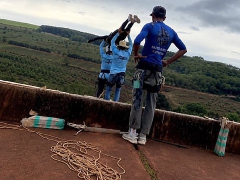 The 21-year-old woman fell approximately 40 metres from the Ponte do Esqueleto (Skeleton Bridge).