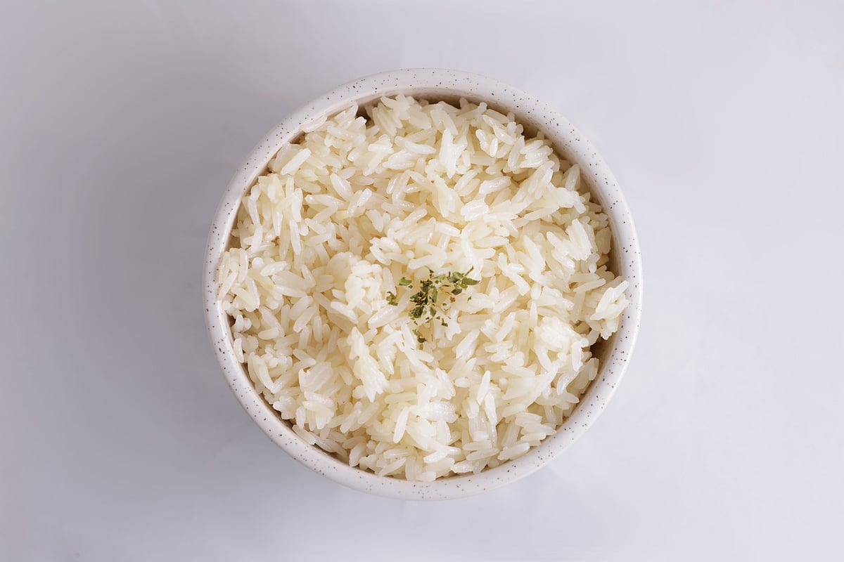 Rinsing rice may help reduce surface contaminants such as arsenic and microplastics, with minimal nutritional impact for most people.