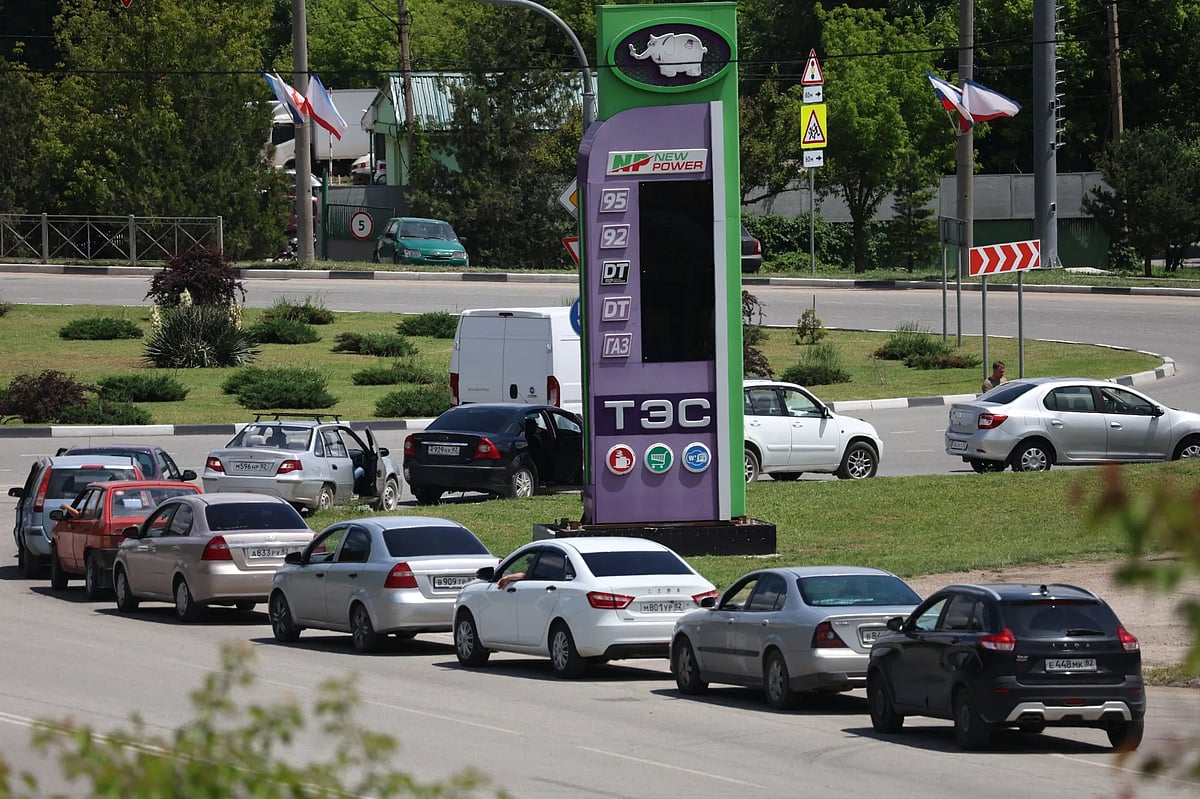 Cars line up at a petrol station in Simferopol, Crimea, last week. 