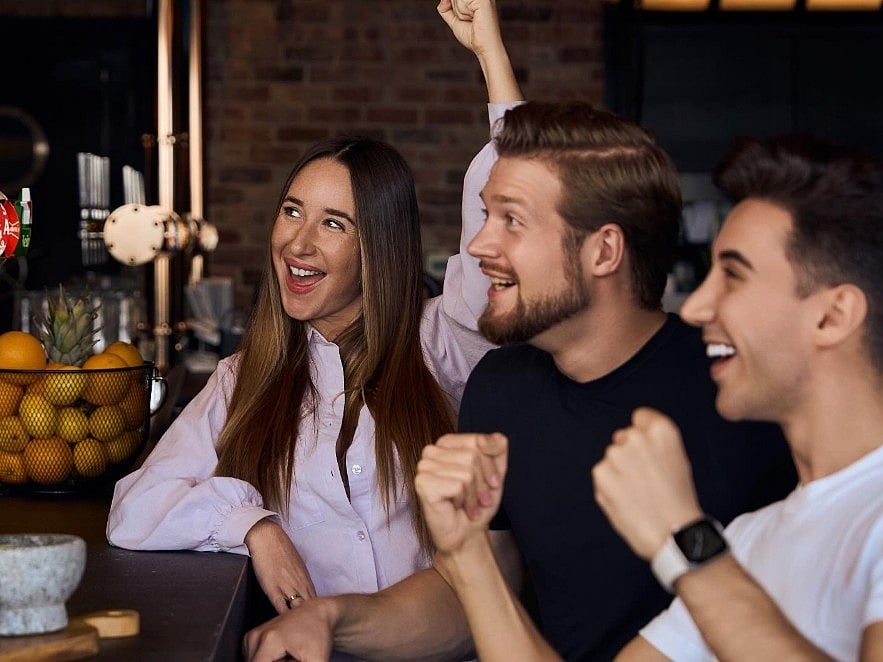 Catch football matches with your friends, and enjoy some good food while you're at it. 