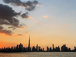 The fair weather pattern is expected to continue through the coming days, with partly cloudy skies over eastern areas on Monday. 