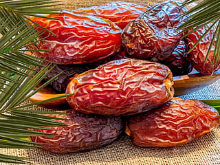Among the country's best-known date varieties are Fard, Barhi, Khalas, Sukkari, Khanezi, Sultana, Shishi, Zamli and Abu Maan.
