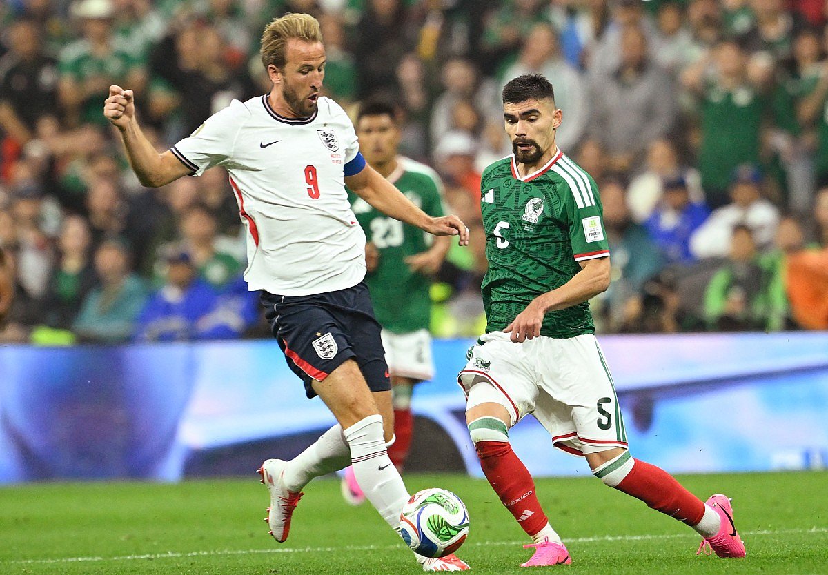 England's forward #09 Harry Kane and Mexico's defender #05 Johan Vasquez fight for the ball during the 2026 World Cup round of 16 football match between Mexico and England at the Mexico City Stadium in Mexico City on July 5, 2026.