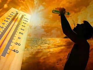 The weather is being influenced by a weak surface pressure system, accompanied by an extension of a weak upper-air low-pressure system. 
