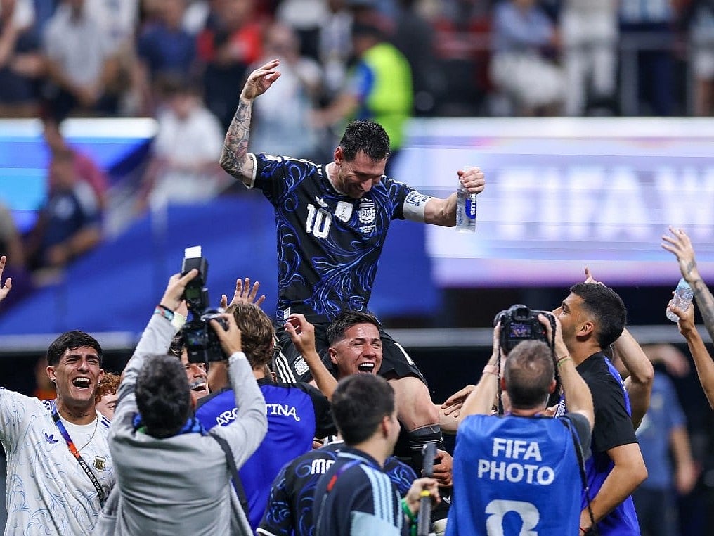 Lionel Messi celebrates with teammates after the 2-1 win during the FIFA World Cup 2026 Semi Final match between England and Argentina