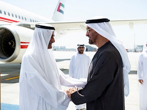 Sheikh Mohamed receives Sheikh Hamad at the airport.