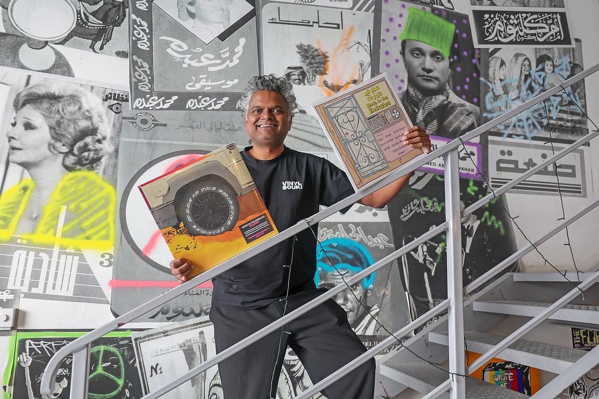 Un mercato di vinile in Emirati Arabi Uniti, con DJ e produttori che promuovono la musica fisica