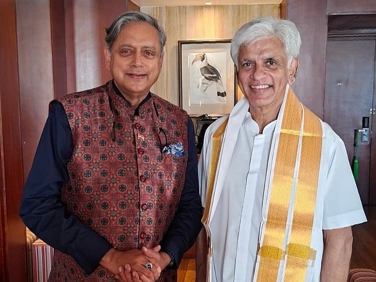 X/Shashi Tharoor 