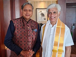 Shashi Tharoor’s photo with Ranatunga stuns fans