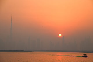Why humidity peaks at night, why rain stays away and what causes the discomfort.