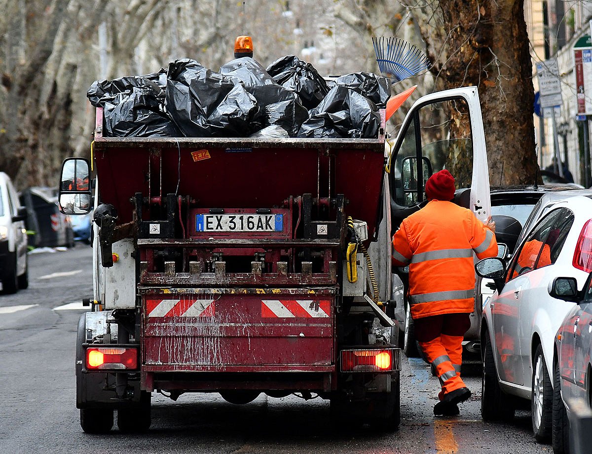 Italian Garbagemen Assist in Recovery of Lost 1 Million Euro Lottery Ticket