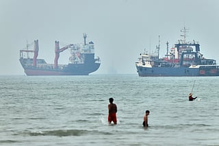 Washington and Tehran move closer to a possible arrangement, but shipping risks and Red Sea attacks keep tensions elevated.