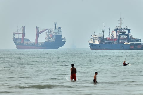 Washington and Tehran move closer to a possible arrangement, but shipping risks and Red Sea attacks keep tensions elevated.