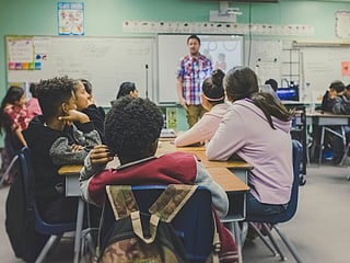 For generations, education has largely been designed around a single model. Children of the same age progress through the same curriculum, at the same pace, in the same environment, following the same timetable.