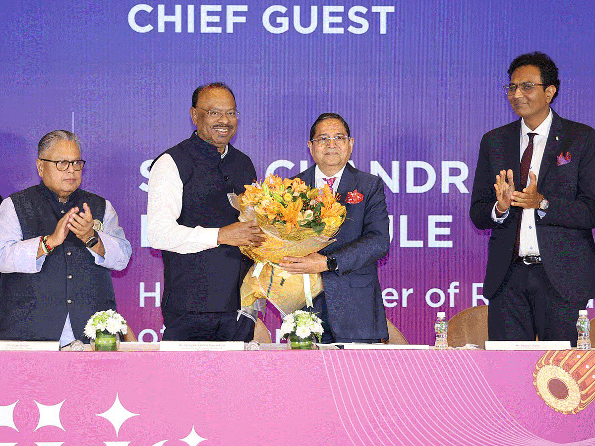 Shri Kirit Bhansali, Chairman, GJEPC, felicitates Shri Chandrashekhar Bawankule, Hon'ble Minister of Revenue, Government of Maharashtra, during the opening day of IIJS Bharat Premiere 2026, in the presence of Dr. Vijay Darda, Former Member of Rajya Sabha, and Mr. Pritesh Patel, CEO and President, GIA.