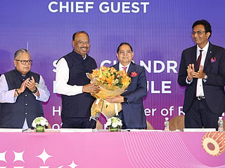Shri Kirit Bhansali, Chairman, GJEPC, felicitates Shri Chandrashekhar Bawankule, Hon'ble Minister of Revenue, Government of Maharashtra, during the opening day of IIJS Bharat Premiere 2026, in the presence of Dr. Vijay Darda, Former Member of Rajya Sabha, and Mr. Pritesh Patel, CEO and President, GIA.
