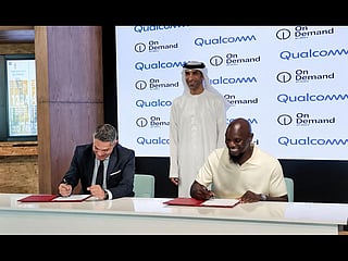 His Excellency Dr Thani Al Zeyoudi (centre), UAE Minister of Foreign Trade and Chairman of AIREV, observes the MoU signing between AIREV and Qualcomm