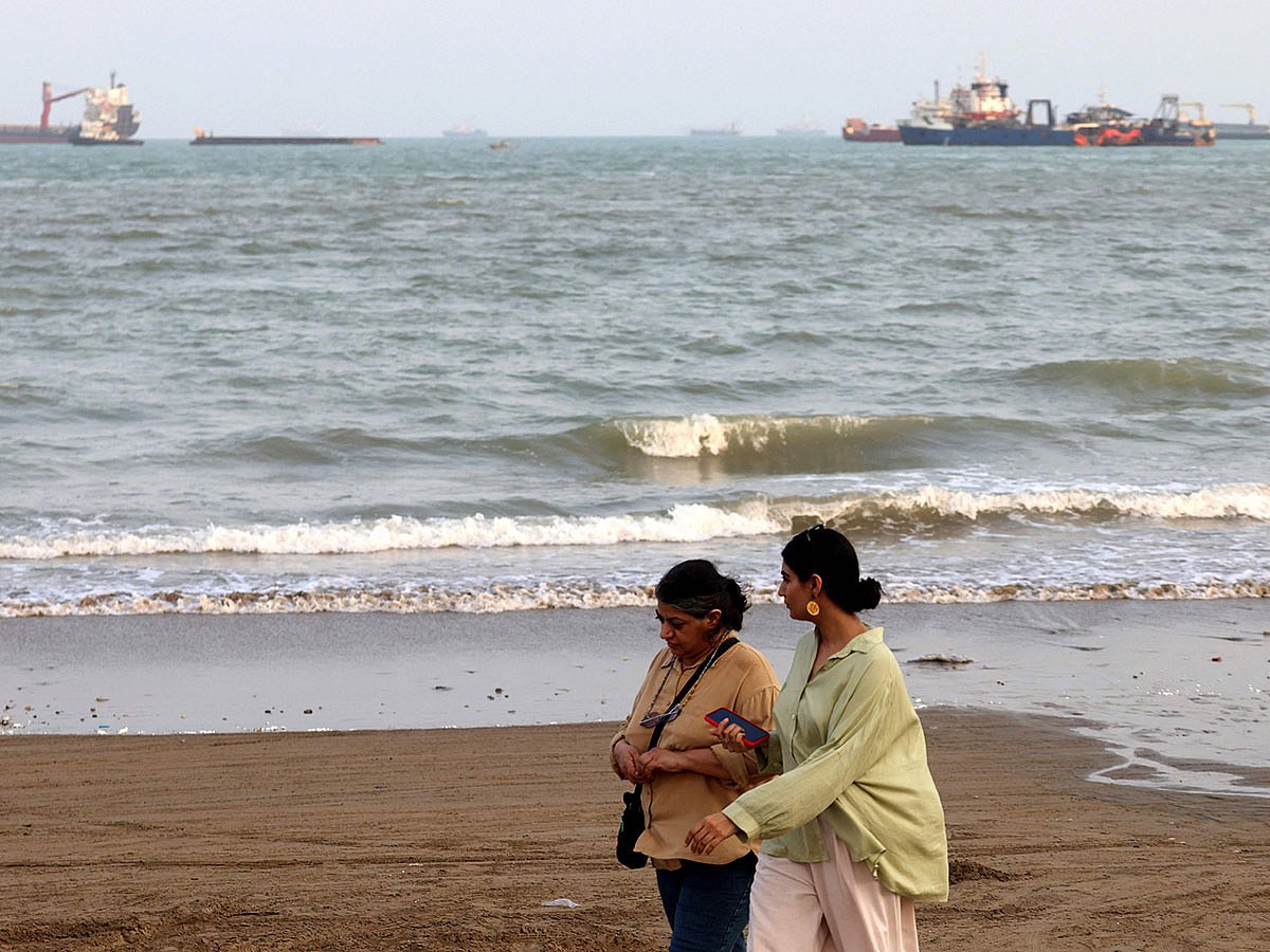Hormuz Tensions and US-Iran Talks Highlighted for UAE Residents