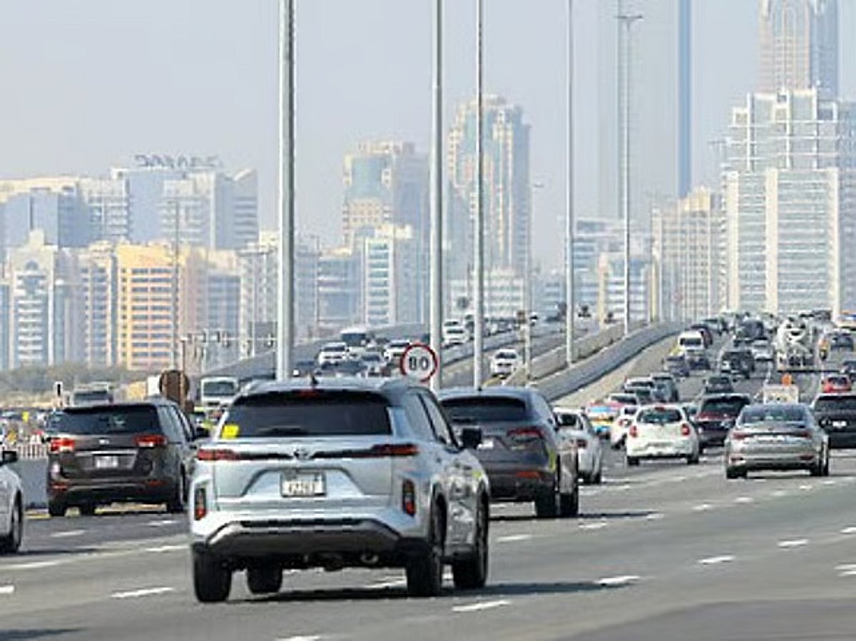 Erhebliche Verzögerungen auf den Routen Dubai–Sharjah, Sheikh-Zayed-Straße, Al Barsha, JVC und Motor City Erhebliche Verzögerungen auf den Routen Dubai–Sharjah, Sheikh-Zayed-Straße, Al Barsha, JVC und Motor City