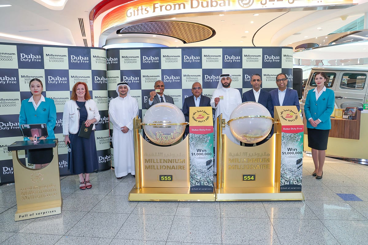 Двое индийских экспатов выиграли по миллиону долларов в лотерее Dubai Duty Free, а еще трое получили роскошные автомобили