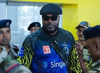 Gayle excites Kerala fans with big sixes off Sreesanth