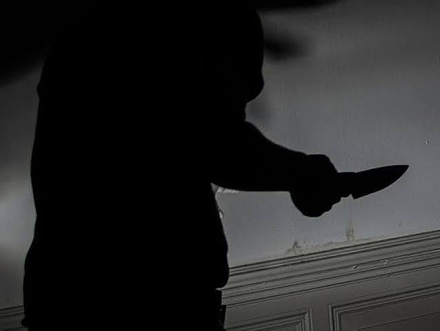 The victim suffered one stab wound to the back and three to the thigh and was taken to Mabarra Maadi Hospital in critical condition. 