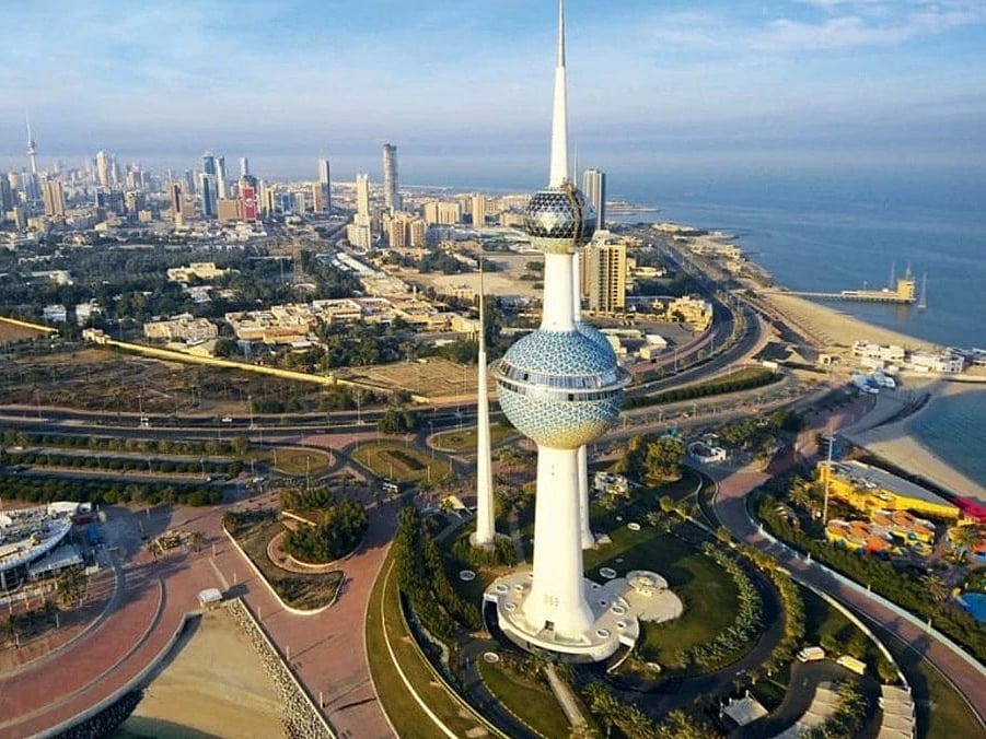 The decision adds the new category to the residency fee schedule under Article 39, listing the annual charge for Article 7 bis holders as exempt. 