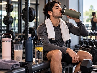 The right gym bottle or shaker makes staying hydrated and fuelling workouts simpler from warm-up to recovery.