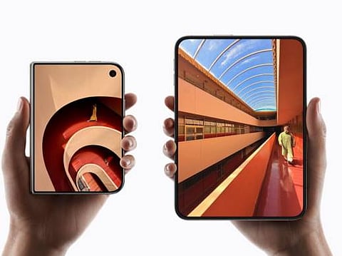 iPhone Duo features a 7.6-inch inner display that provides a large canvas for viewing content, gaming, and multitasking. Closed, it’s similar in size to a passport with a beautiful 5.4-inch outer display.

