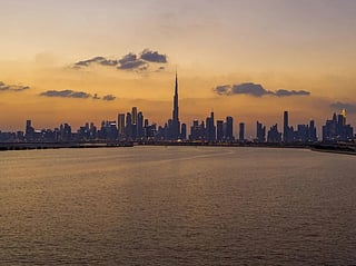 Winds will be light to moderate from the southeast to northeast, blowing at 10 to 25 km/h and strengthening at times to reach up to 40 km/h.