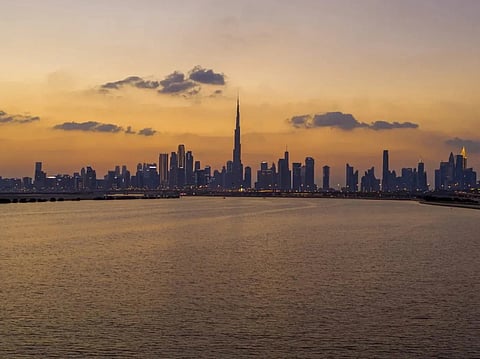 Winds will be light to moderate from the southeast to northeast, blowing at 10 to 25 km/h and strengthening at times to reach up to 40 km/h.