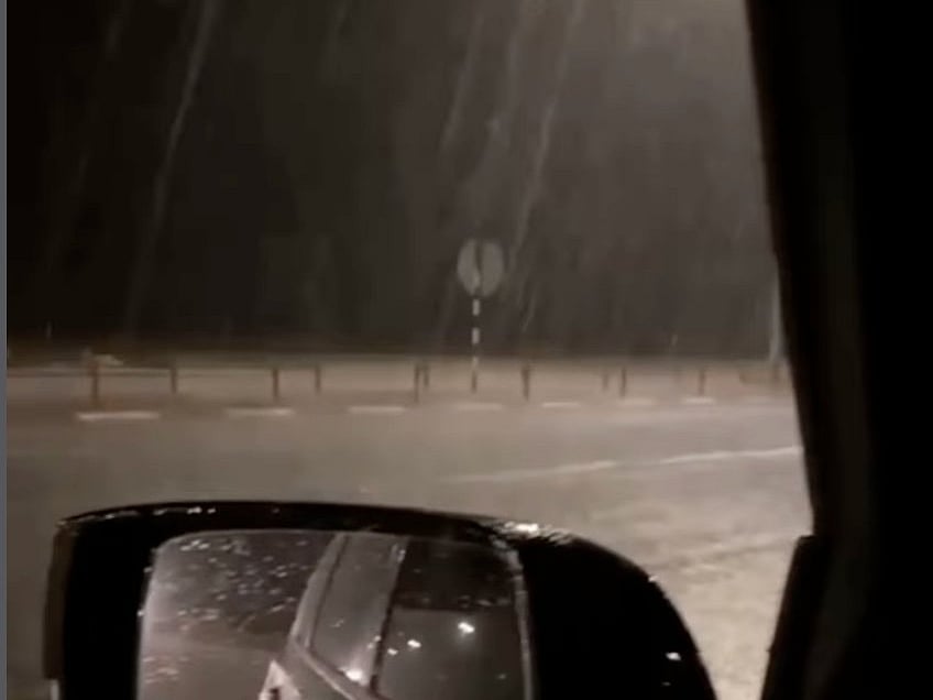 Rain fell along Al Quaa road south of Al Ain on Saturday, as parts of the UAE experienced changing weather conditions. 