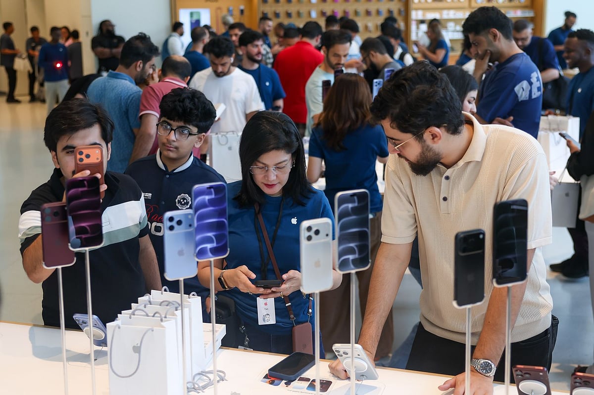 iPhone 18 Pro and iPhone 18 Pro Max launch-day queue at Dubai Mall