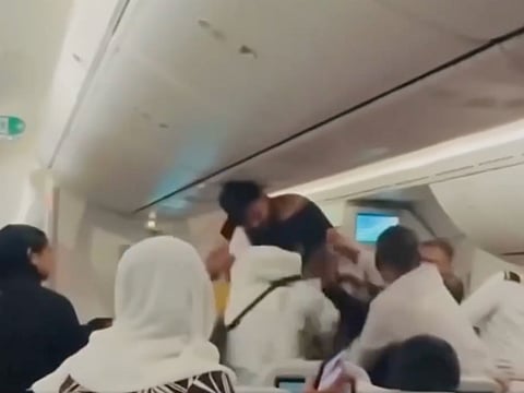 The confrontation caused alarm among fellow travellers, including children and elderly passengers, as other people in the cabin watched the altercation unfold.