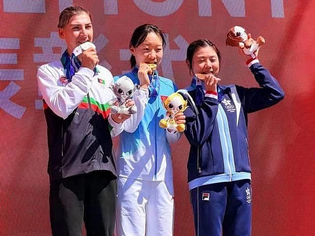 Fariba Hashimi (left)
