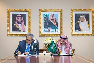 Saudi Foreign Minister Prince Faisal bin Farhan, and Pakistan’s Deputy Prime Minister and Foreign Minister Mohammad Ishaq Dar, signing the visa exemption agreement on the sidelines of the 81st session of the United Nations General Assembly.