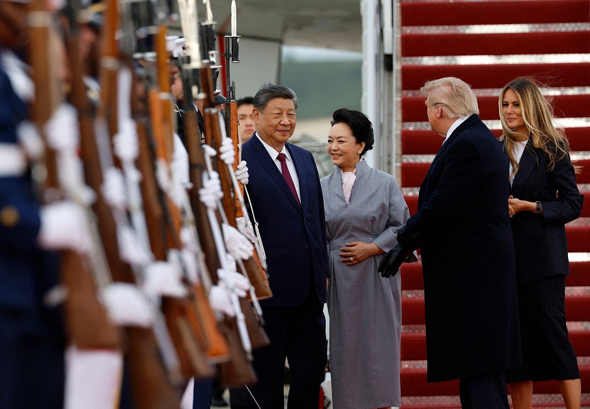 Chinese President Xi Jinping and First lady of China Peng Liyuan, greet U.S. President Donald Trump and First Lady Melania Trump during an arrival ceremony on September 23, 2026 at Joint Base Andrews, Maryland.