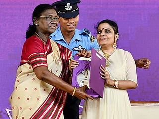 President Droupadi Murmu presents the Best Female Playback Singer award to Singer Vaikom Vijayalakshmi for her rendition of Angu Vaana Konilu from the Malayalam film A. R. M at the 72nd National Film Awards ceremony, in Kevadia on Tuesday.