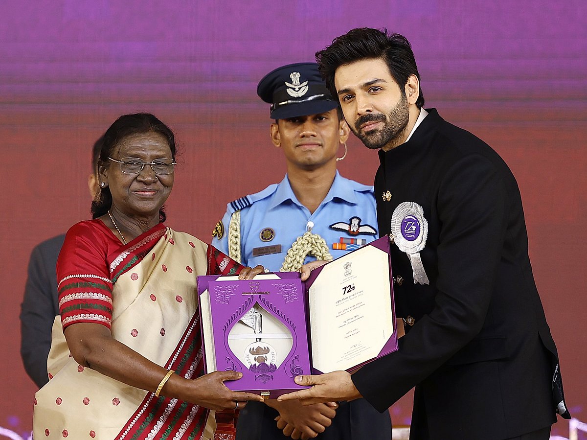 President Droupadi Murmu presents Best Actor in a Leading Role award to Actor Kartik Aaryan for Chandu Champion at the 72nd National Film Awards ceremony, in Kevadia on Tuesday. 