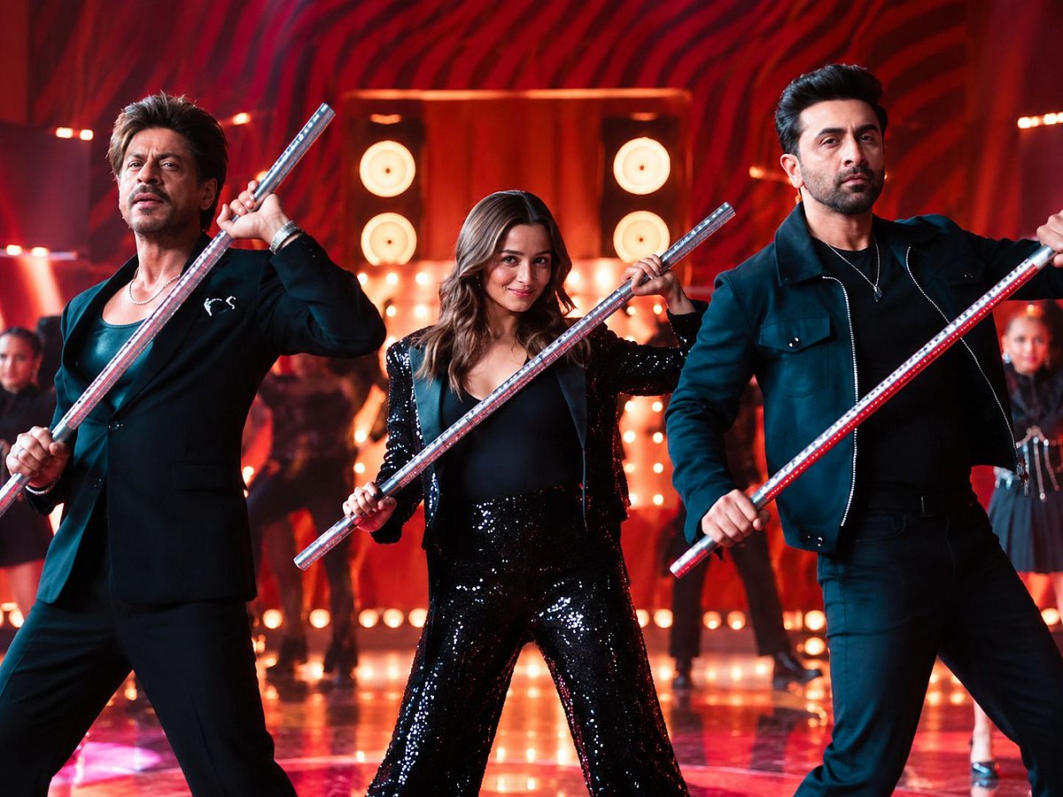 Shah Rukh Khan, Alia Bhatt and Ranbir Kapoor feature together in a new commercial that has sparked fan calls for the trio to star in a Bollywood film.