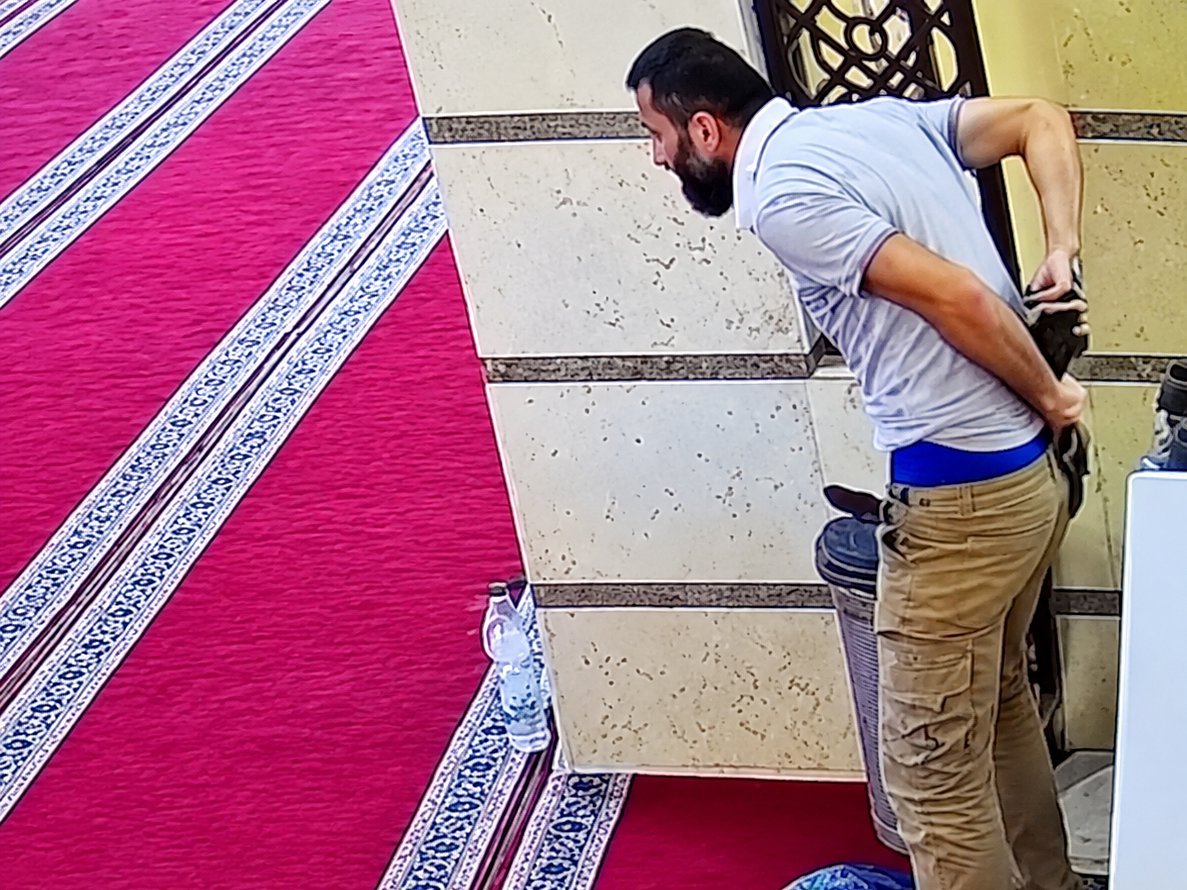Viral video from Damascus shows man stealing mosque shoes, hiding multiple pairs in his trousers, sparking outrage and debate over worshippers’ footwear thefts.