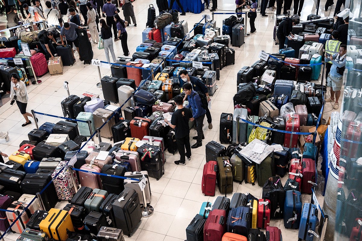 Passenger's baggage from Thai Airways flights is seen at Suvarnabhumi International Airport in Bangkok, after flooding disrupted the airline's ground services.
