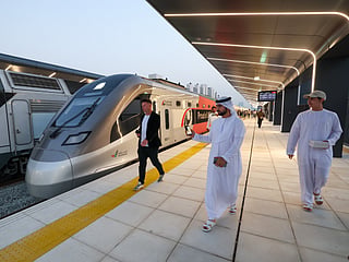 Excitement fills Al Yalayis Station as passengers arrive for Etihad Rail’s first Dubai–Abu Dhabi journey. 