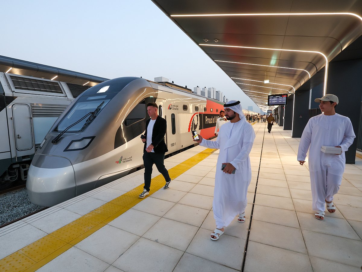 Excitement fills Al Yalayis Station as passengers arrive for Etihad Rail’s first Dubai–Abu Dhabi journey.