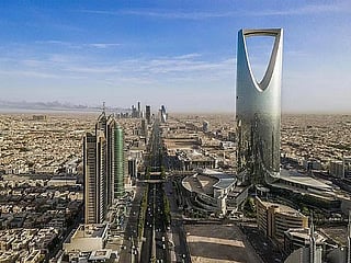 Saudi Arabia now allows highly skilled expats to bring eligible family members during the work visa process, enhancing quality of life and streamlining procedures. Under the new measures, eligible workers can bring their spouses, sons under the age of 25 and unmarried daughters to Saudi Arabia.