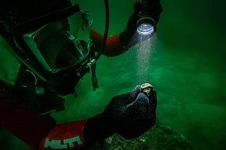 Divers find ring showing Lighthouse of Alexandria