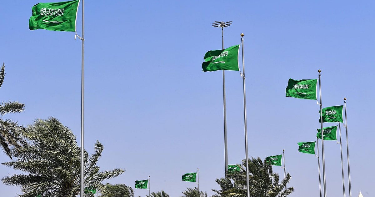 Saudi Foreign Ministry urges stranded citizens to seek embassy help after Houthi airport attacks