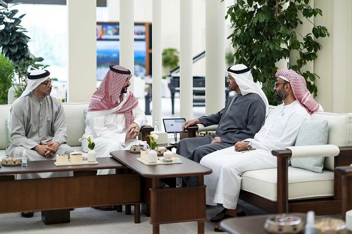 President His Highness Sheikh Mohamed bin Zayed Al Nahyan on Sunday met with Prince Khalid bin Salman bin Abdulaziz Al Saud, Saudi Arabia's Minister of Defence. Present were Sheikh Mansour bin Zayed Al Nahyan, Vice President, Deputy Prime Minister and Chairman of the Presidential Court, and Sheikh Tahnoon bin Zayed Al Nahyan, Deputy Ruler of Abu Dhabi and National Security Adviser.