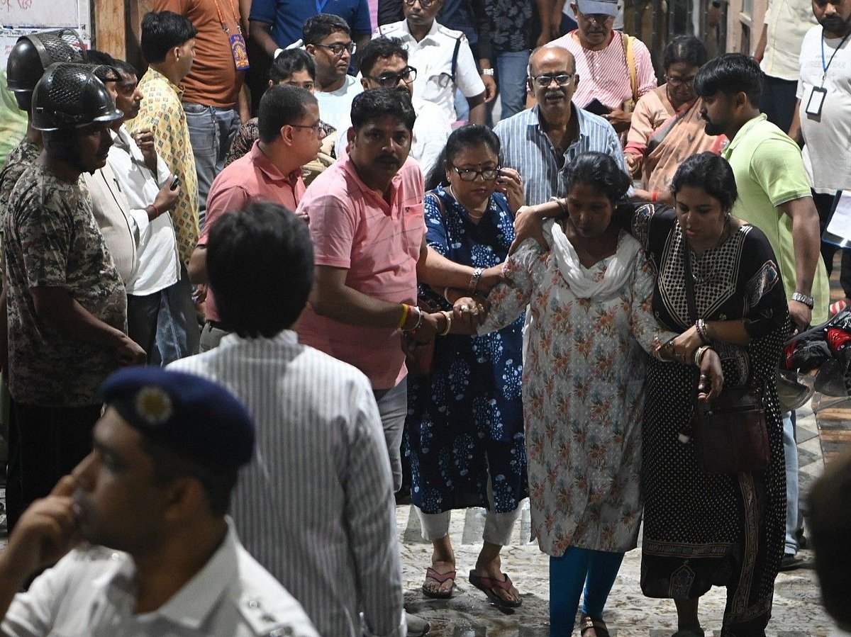Eyewitnesses blame overcrowding and rain for tragic Kolkata pandal stampede